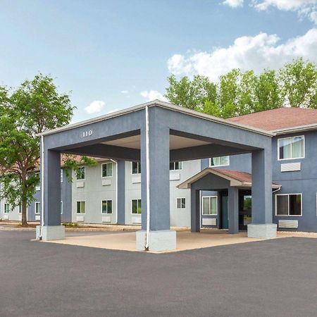 Super 8 By Wyndham Mchenry Fox Lake Area Exteriör bild