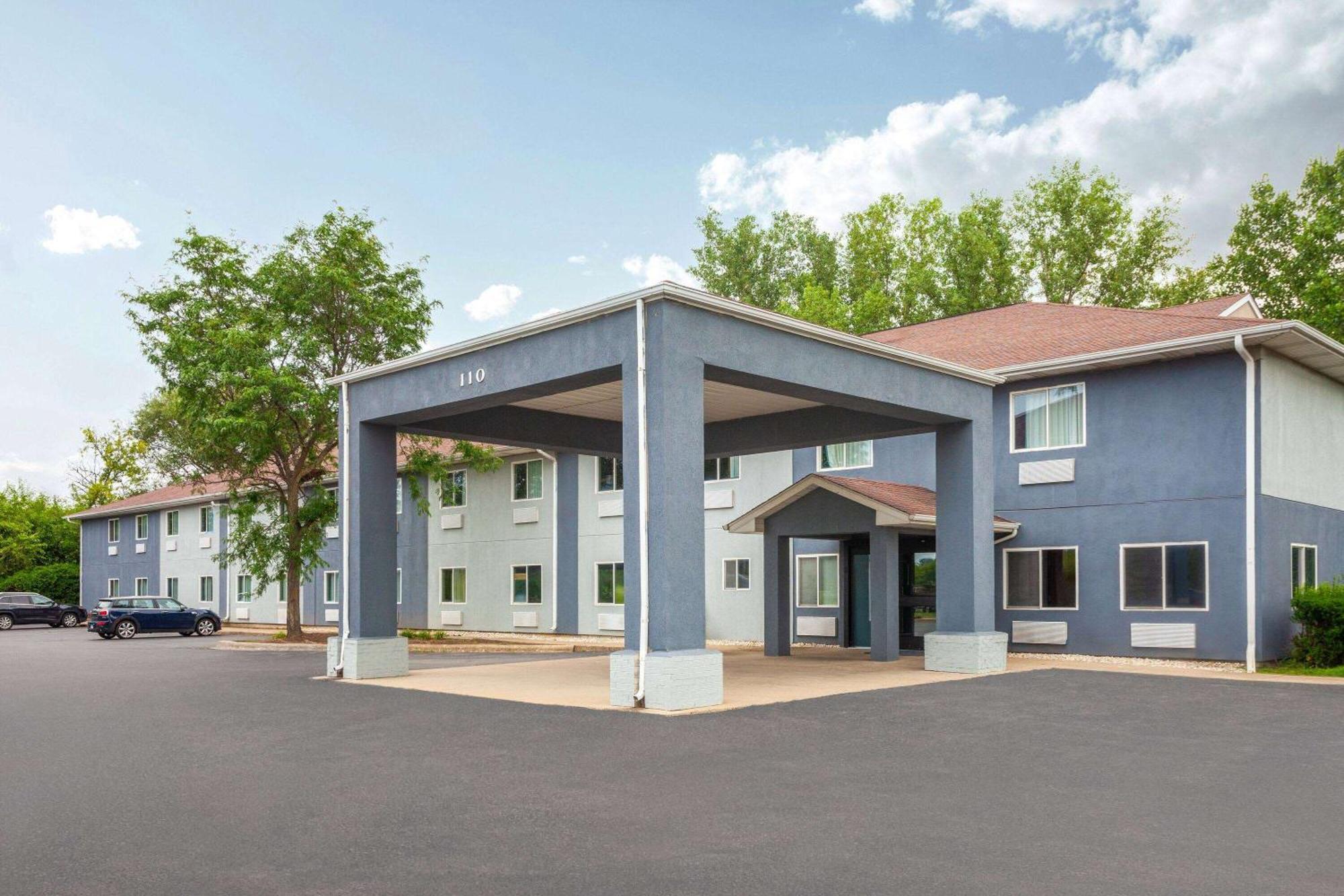 Super 8 By Wyndham Mchenry Fox Lake Area Exteriör bild