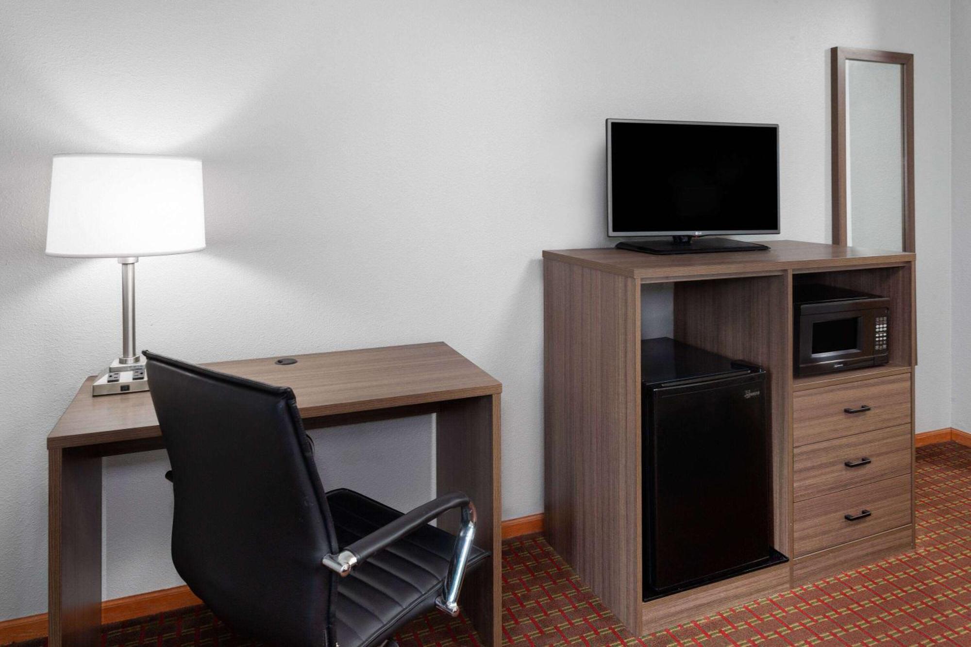 Super 8 By Wyndham Mchenry Fox Lake Area Exteriör bild