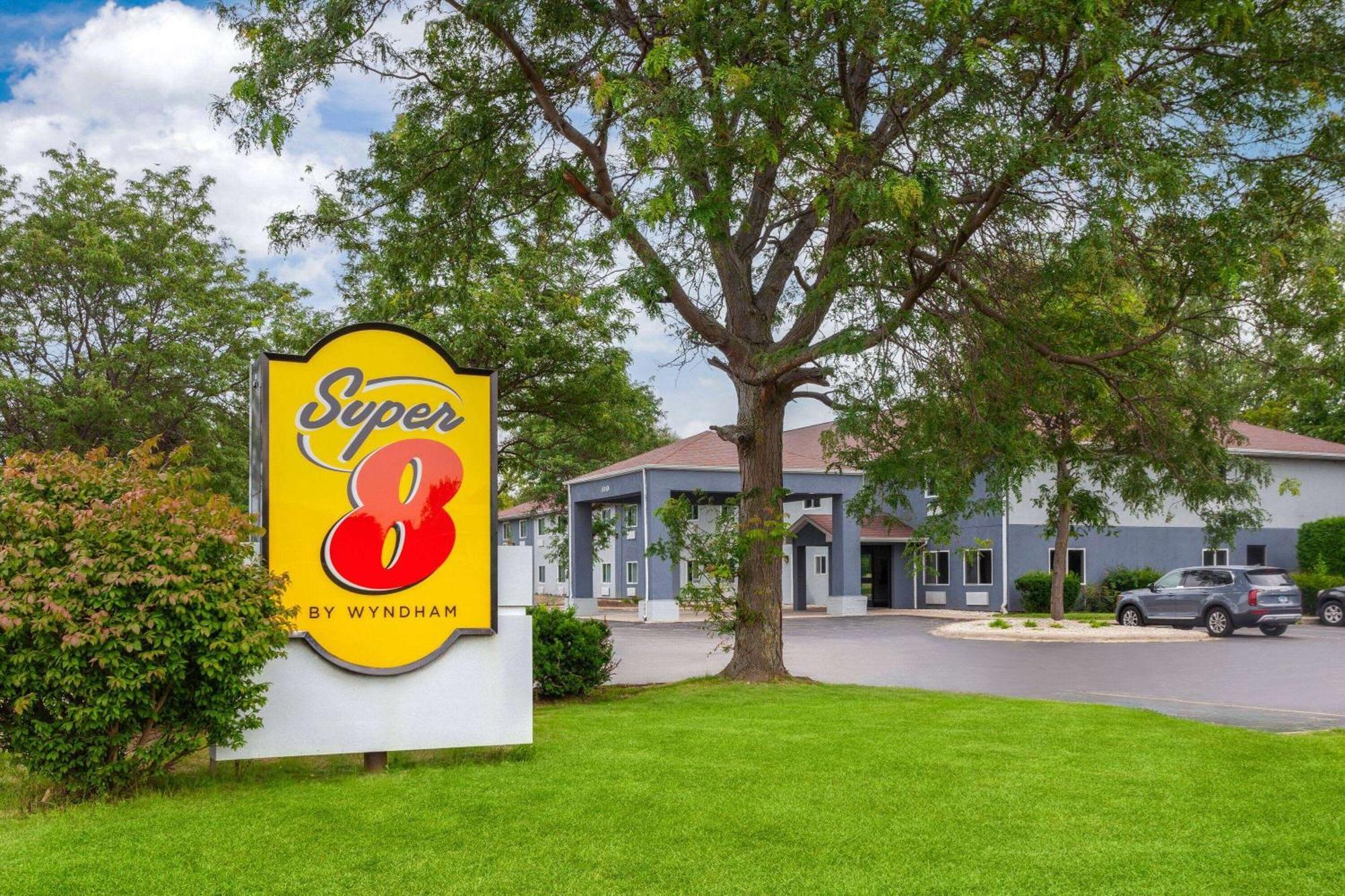 Super 8 By Wyndham Mchenry Fox Lake Area Exteriör bild