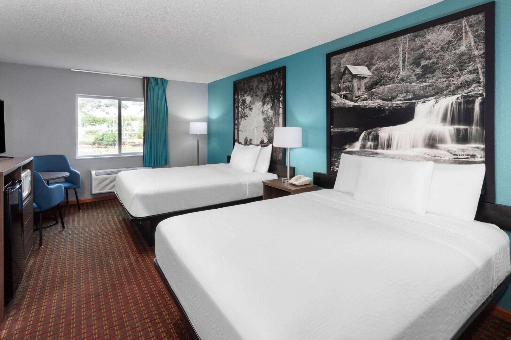 Super 8 By Wyndham Mchenry Fox Lake Area Exteriör bild